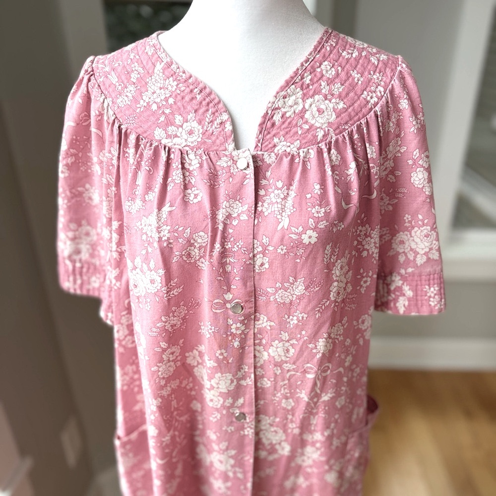 Vintage Pink Floral Button-Front House Robe